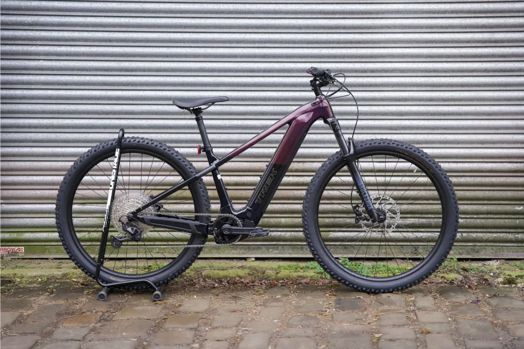 Trek Powerfly+ 6 Gen 5 İncelemesi 2026: 800 Wh Batarya ile Menzil Rekoru