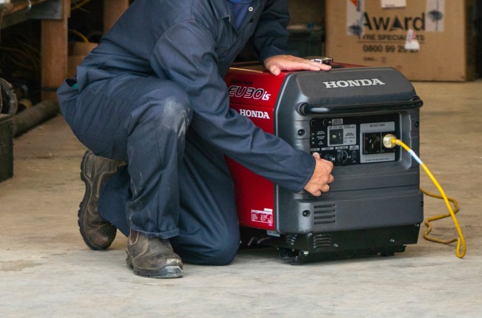 Honda EU 30İS 3 kVA Marşlı Benzinli Jeneratör