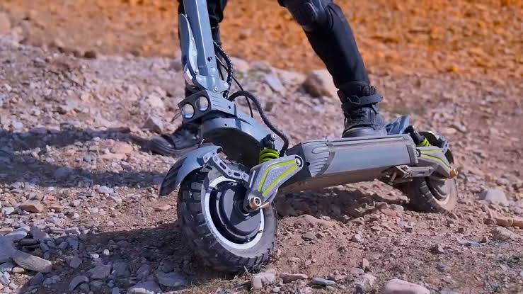 MUKUTA 10 Plus Elektrikli Scooter: 75 km/s Hız ve 120 km Menzille Sınıfının En Güçlüsü